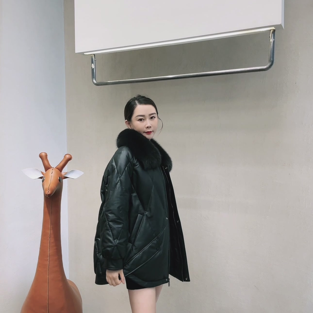 穿上这件憨厚皇后羽绒服，我成了行走的“毛领女王”！