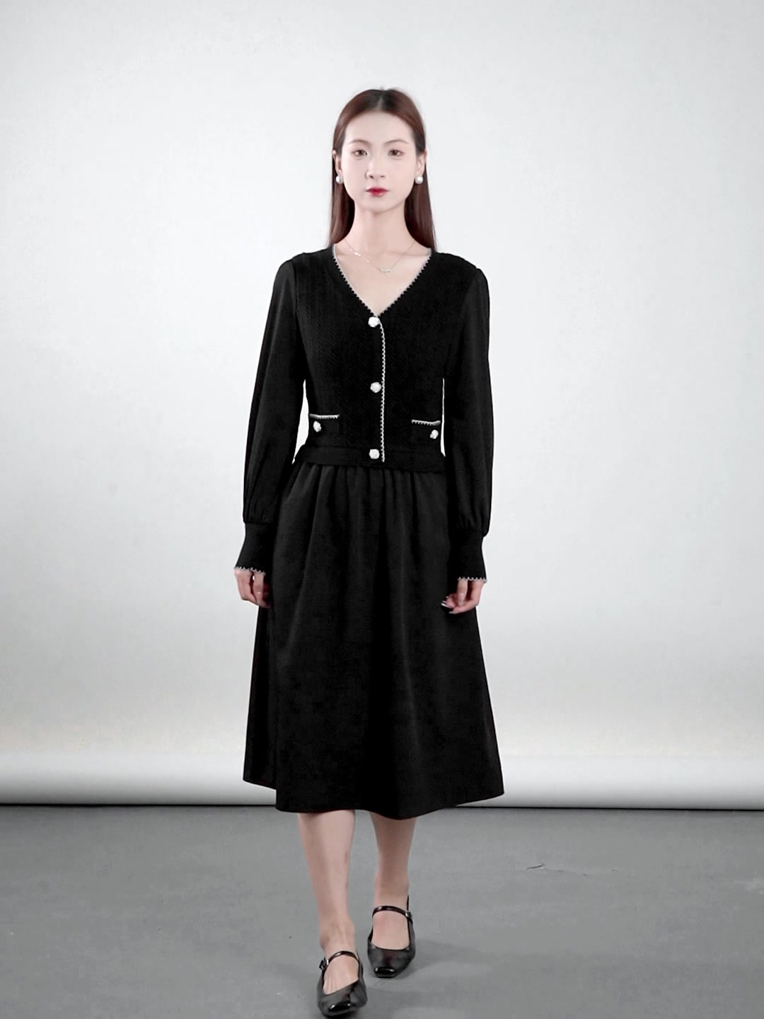 MeetMetro 25年春新款针织拼接撞色连衣裙：赫本V领小黑裙，穿出你的优雅与个性