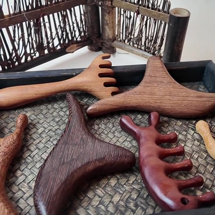 姐妹们!这个檀木按摩梳真的绝了!梳完头整个人都精神了💆♀️