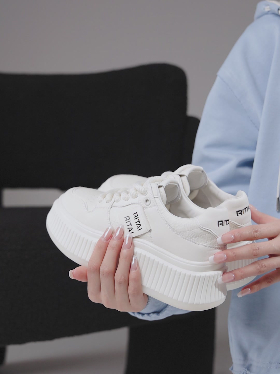 日泰厚底板鞋：6.5CM增高显瘦，秋季小白鞋的“低调王者”