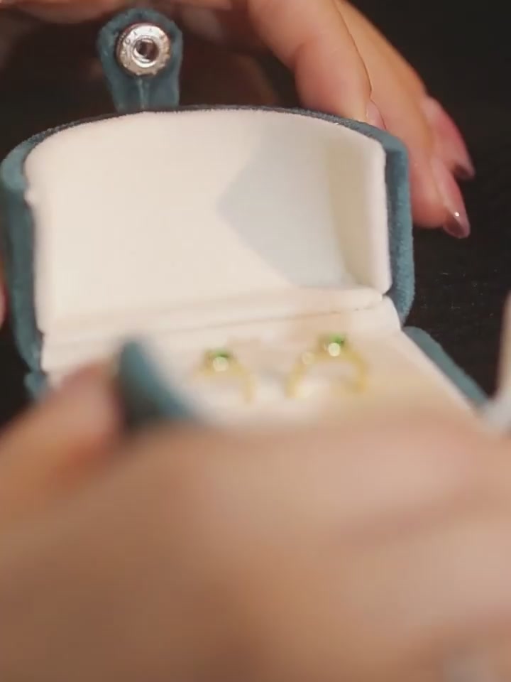 DTOTO 925银镶钻祖母绿耳圈：高级感拉满的显脸小神器？