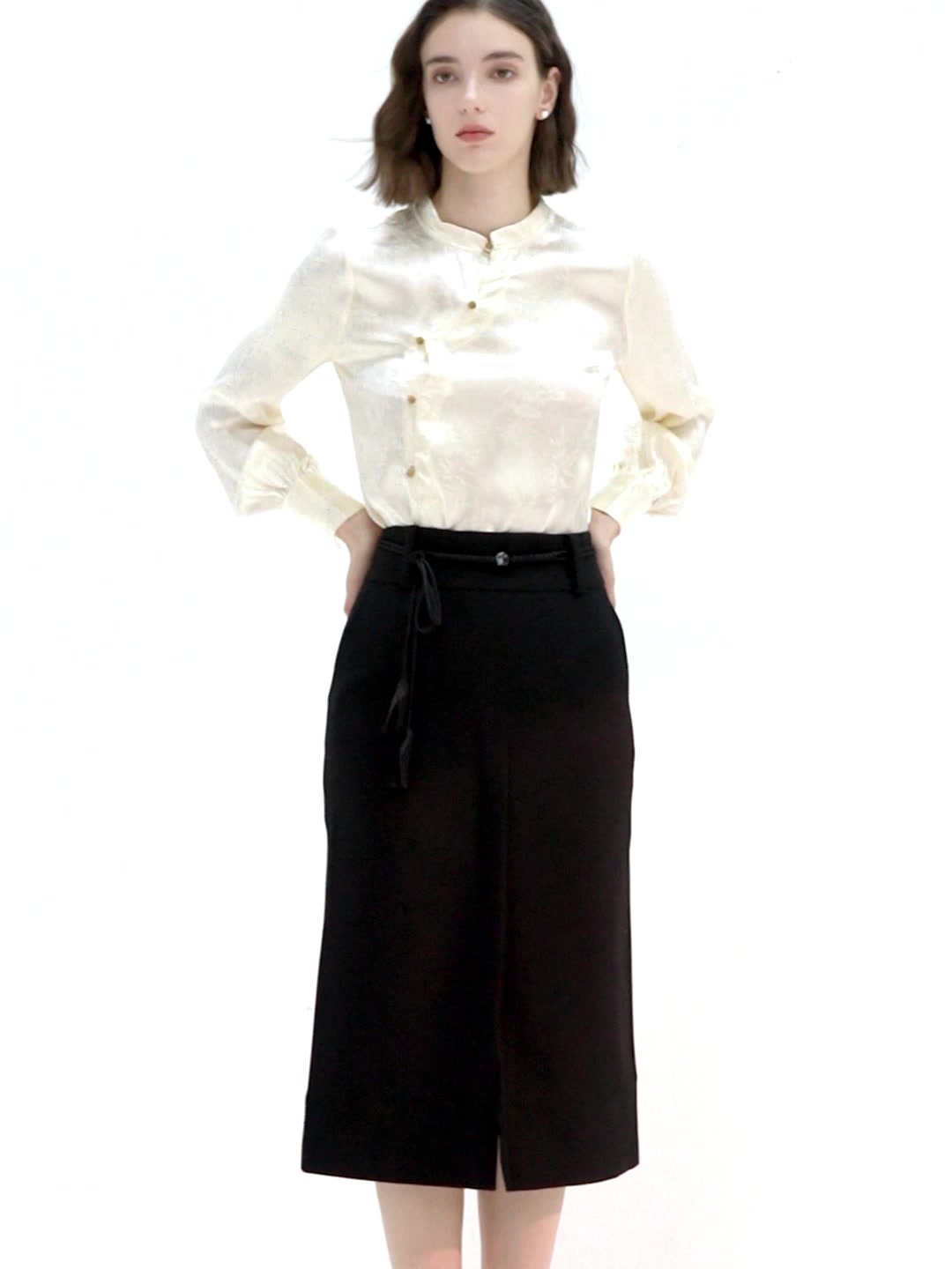 开衩小黑裙：高腰直筒半身裙，时尚与舒适并存