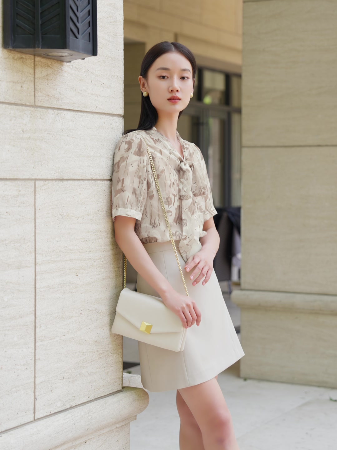 玖姿安娜蔻雪纺衫：通勤穿搭的文艺与刺激