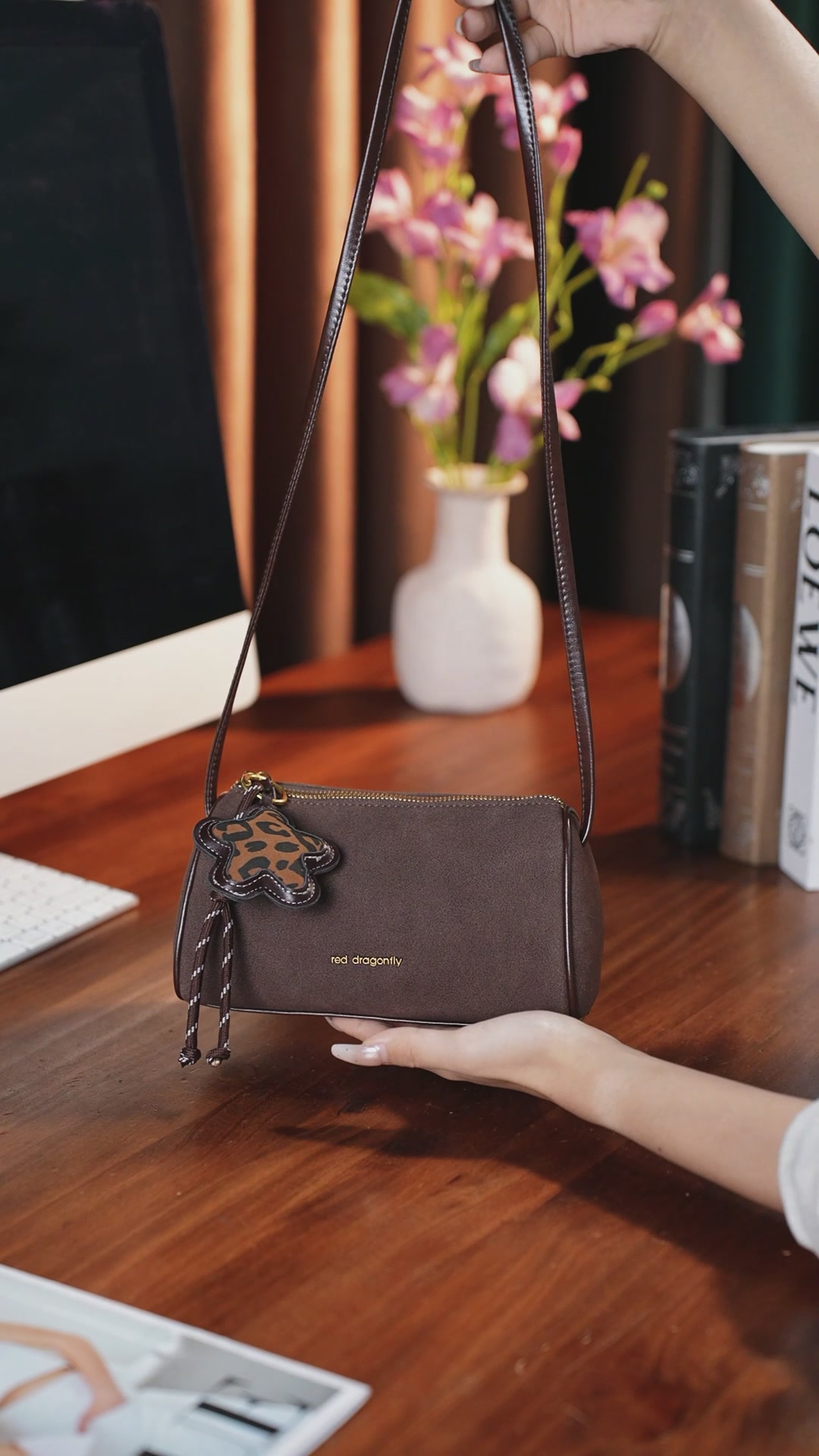 红蜻蜓2025秋冬新款枕头包：复古轻奢还是智商税？