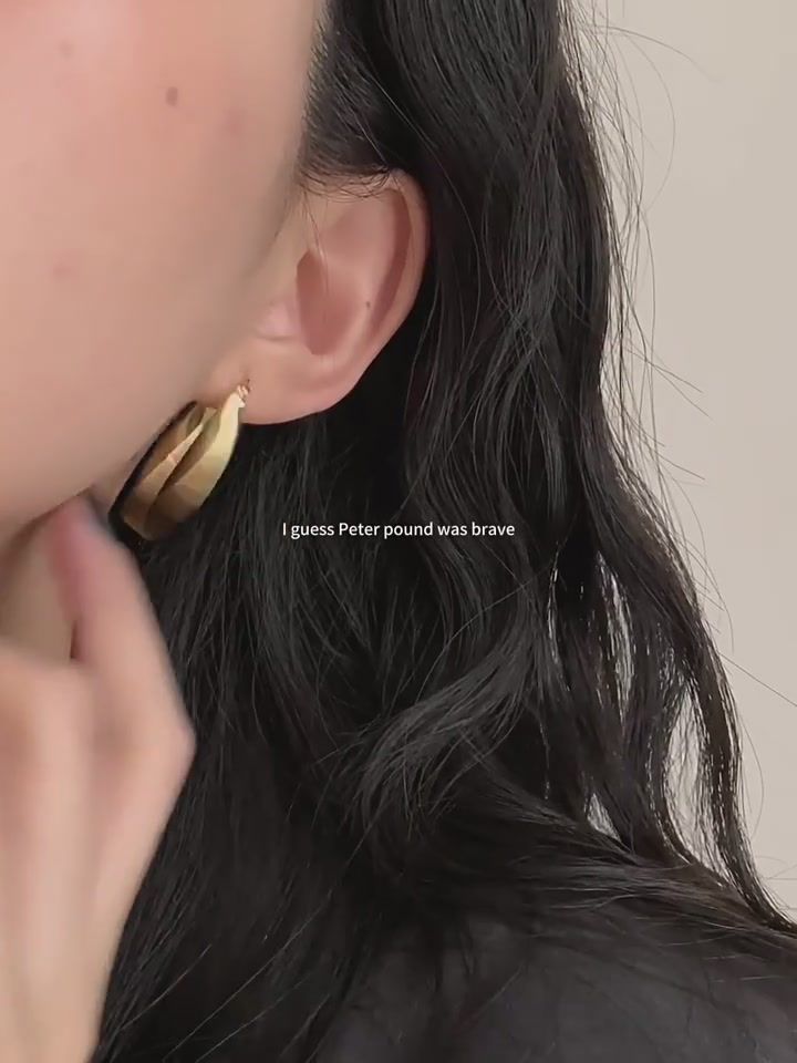 戴上BAZAAR莫比乌斯耳环，我好像悟了什么叫“高级感”