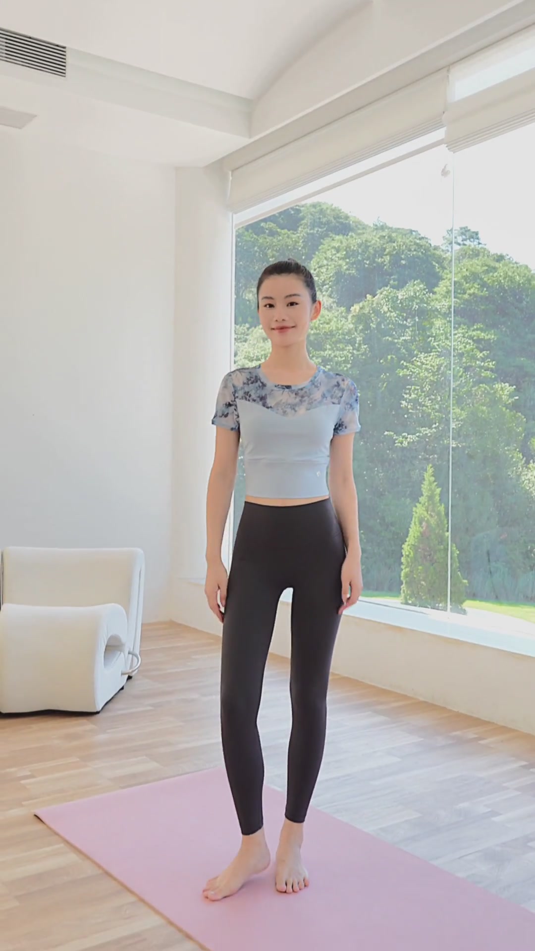 芭比运动短袖：一件能“呼吸”的瑜伽伴侣