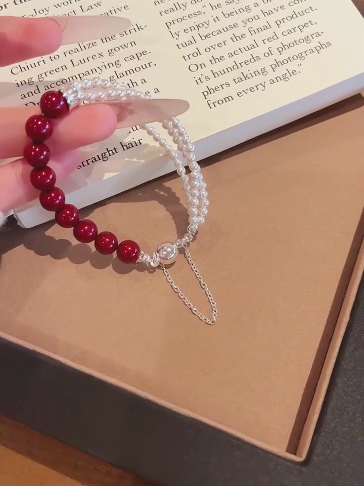 独处时光里的一抹红晕：施家珍珠手链开箱记