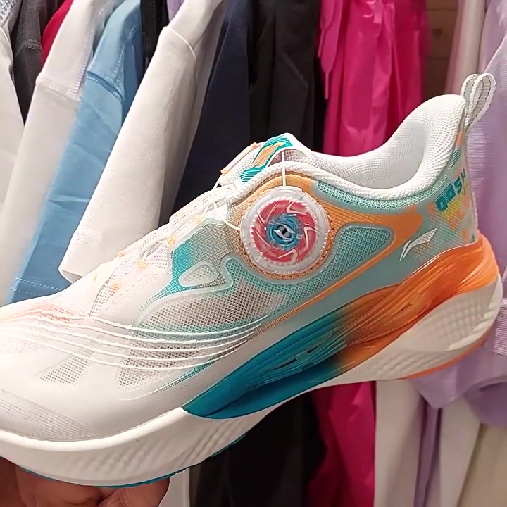 李宁儿童YOUNG行云旋钮扣跑步鞋：499元值不值？亲测告诉你真相！