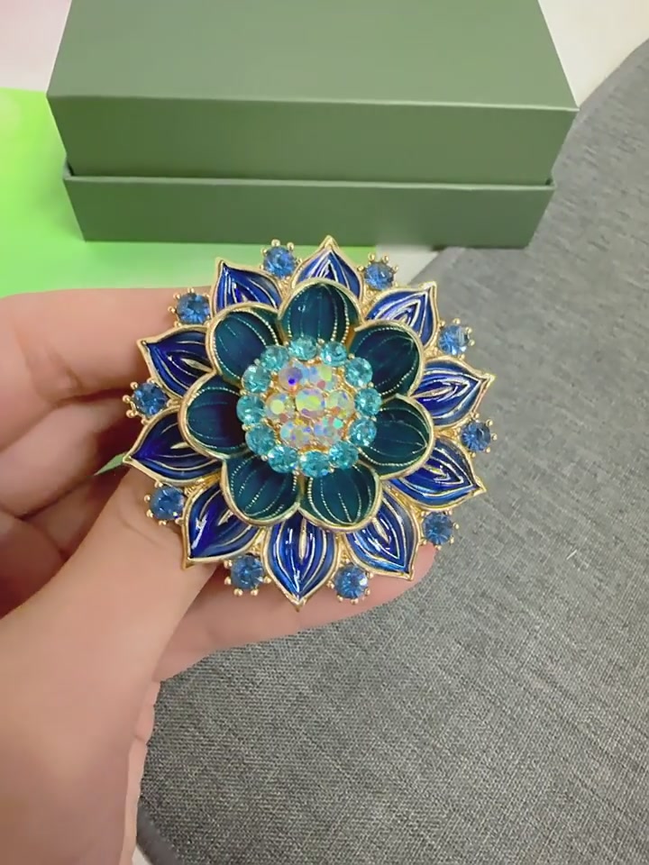 蔓藤星蓝莲花胸针：一枚别在衣襟上的冬日诗意