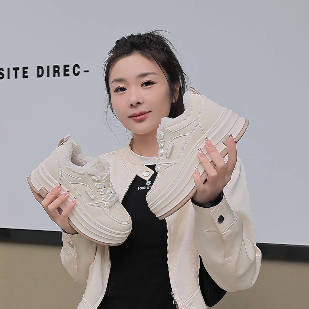 达芙妮小白鞋：增高显瘦的温柔陪伴