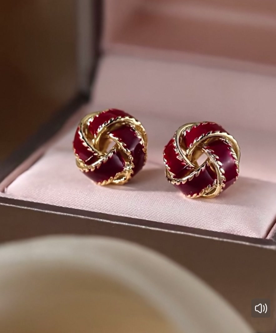 Nome法式复古红耳环：冬日里的一抹优雅与温度