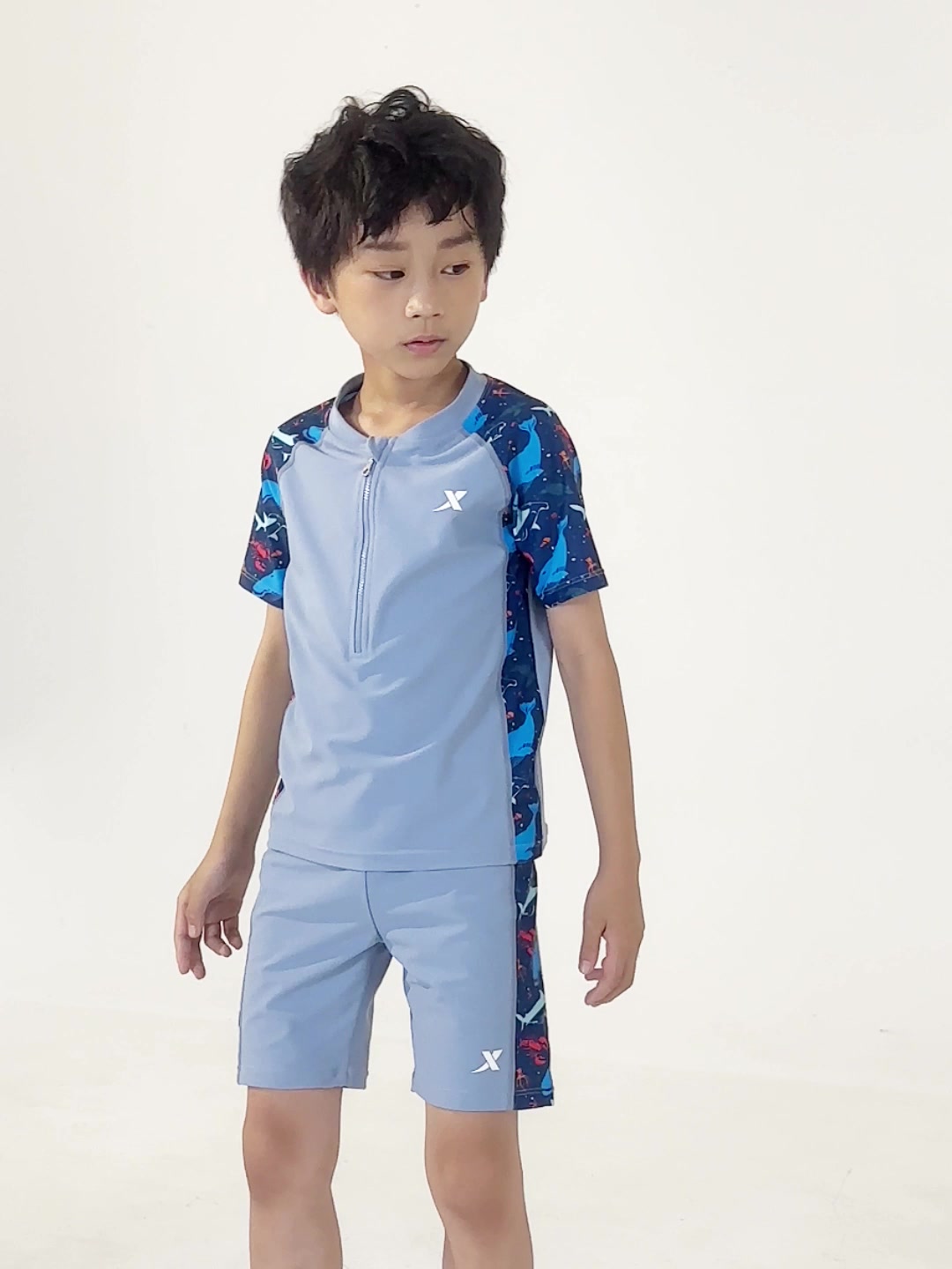 夏日泳池小勇士，特步儿童泳衣让宝贝畅游无阻！