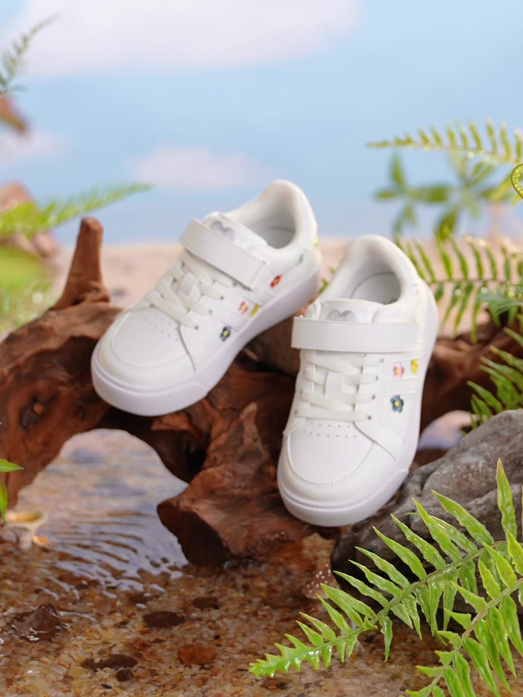 春日漫步的轻盈诗篇：斯纳菲小白鞋，让童趣在脚下绽放