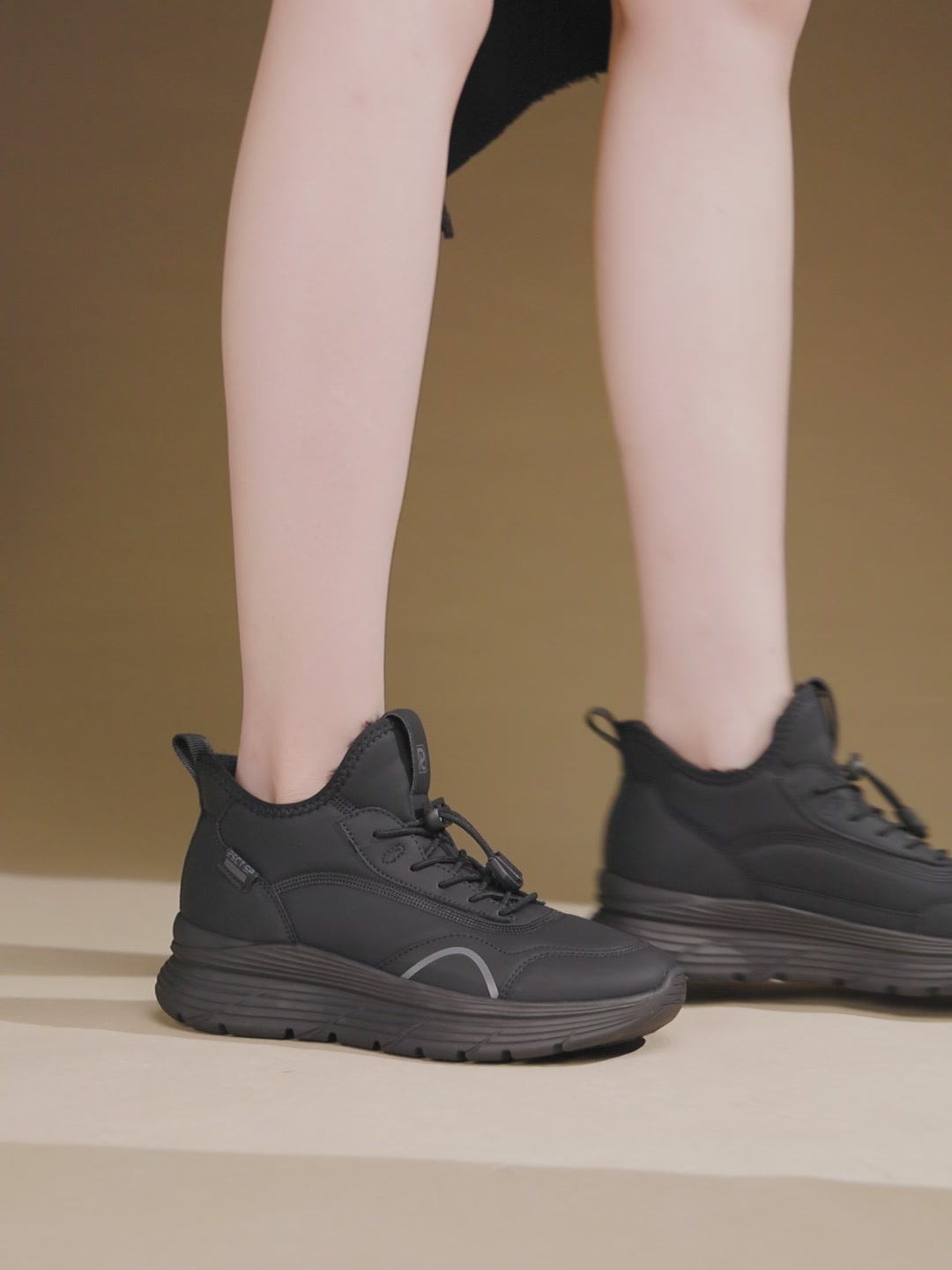 日泰Ritai加绒防泼水高帮棉鞋：冬日里的温暖守护者，挑战严寒的时尚利器