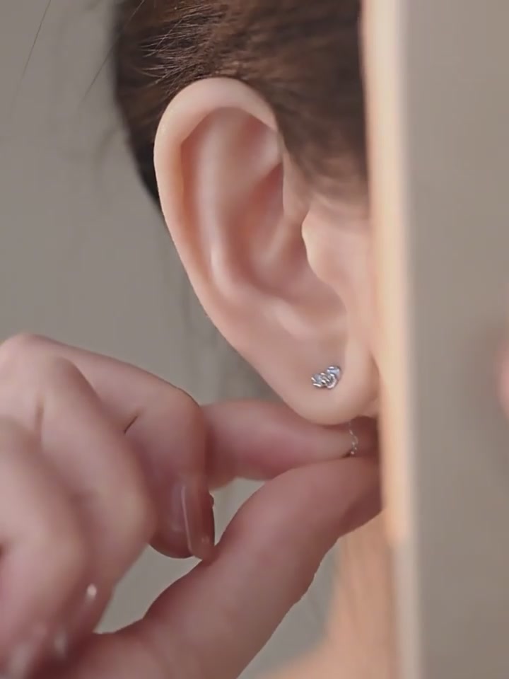 DTOTO鸢尾花耳线：戴上它，连呼吸都带着法式浪漫