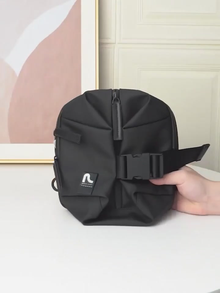 皮尔卡丹胸包体验：街头潮人的新宠，机能风也能这么优雅？