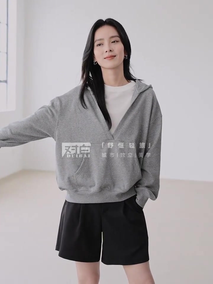对白连帽卫衣：设计感与舒适度的完美融合