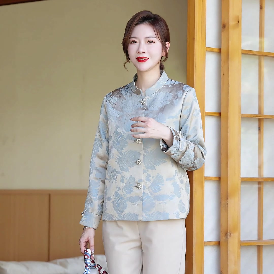 妈妈也能穿出复古范儿！寻蔻年华新款外套，秋日里的中式优雅