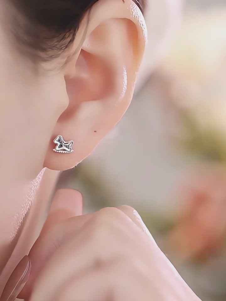 独处时光的银光：DTOTO马年耳饰，拧入梦境的文艺小确幸