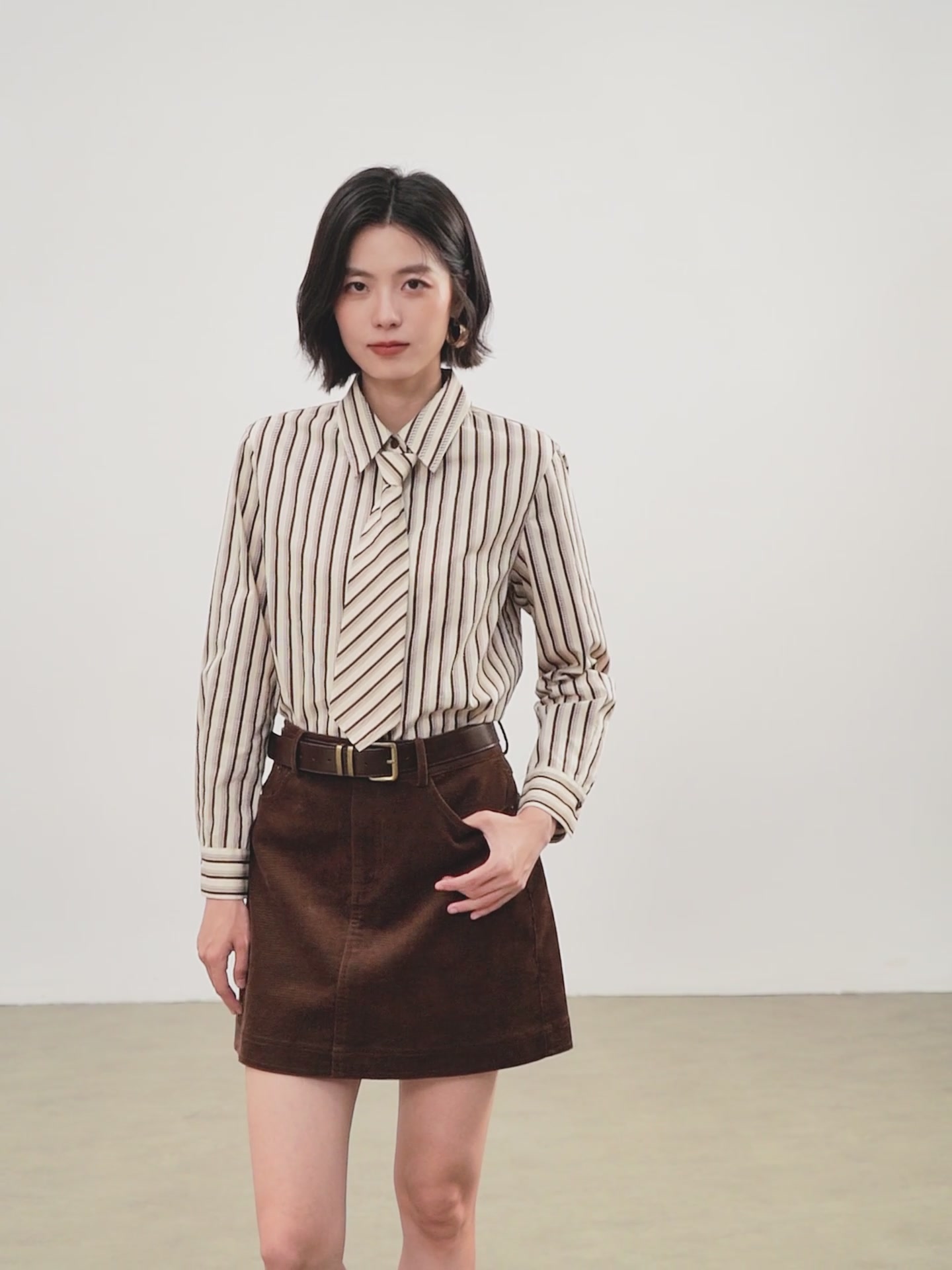 佧茜文条纹衬衫：职场穿搭的“显眼包”还是“白月光”？