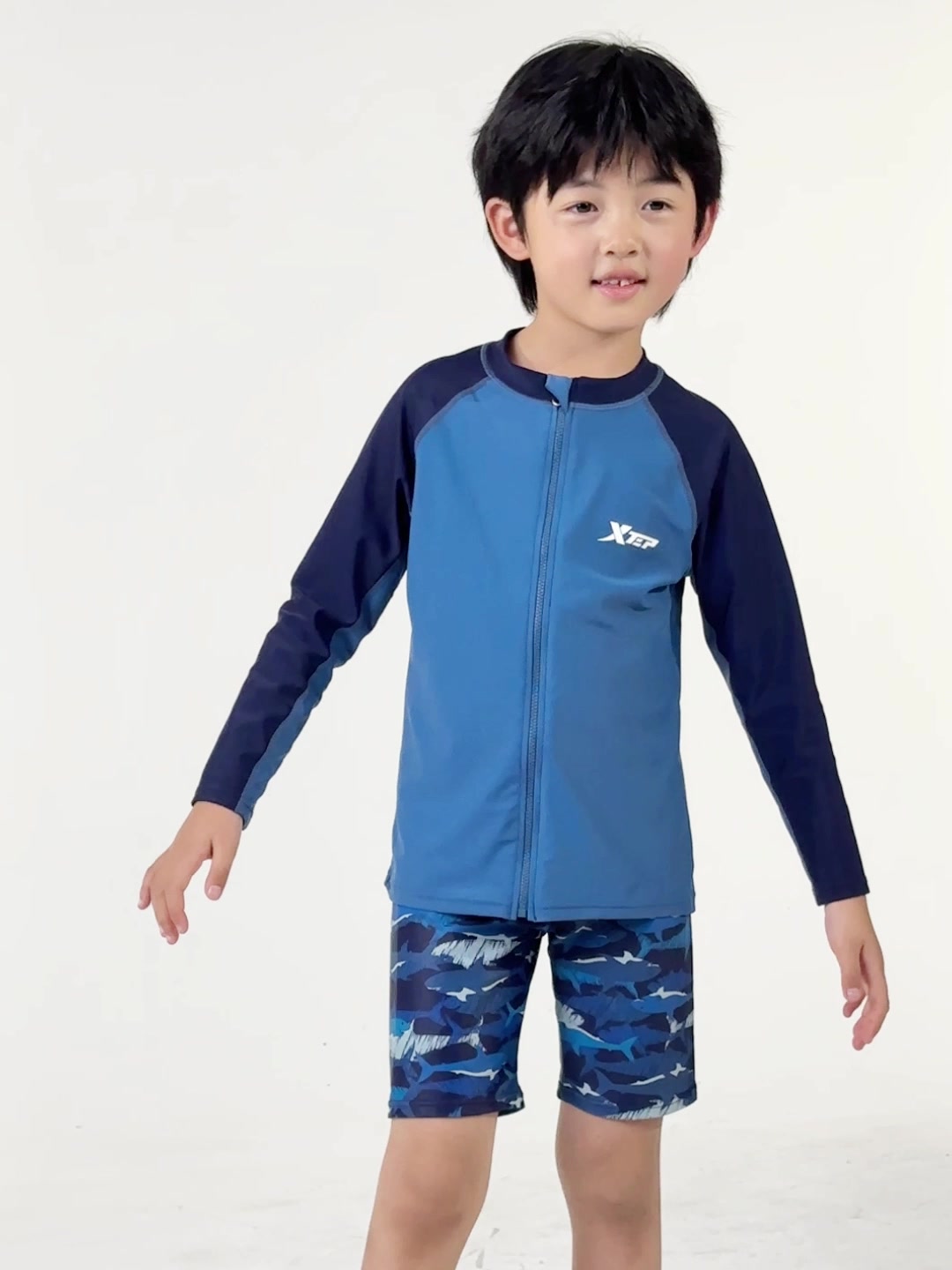 小帅哥的夏日游泳装备，特步儿童泳衣真的绝了！