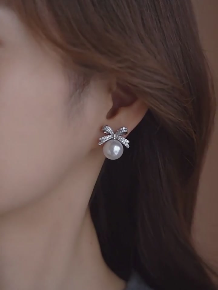 戴上BAZAAR蝴蝶结耳环，我好像真的回到了18岁！