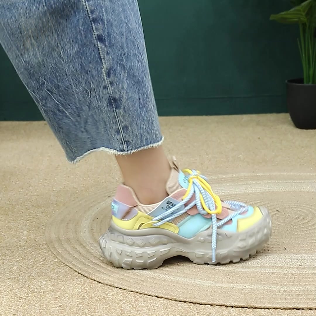 姐妹们！这双老爹鞋让我直接穿越回90年代，还带点未来感！