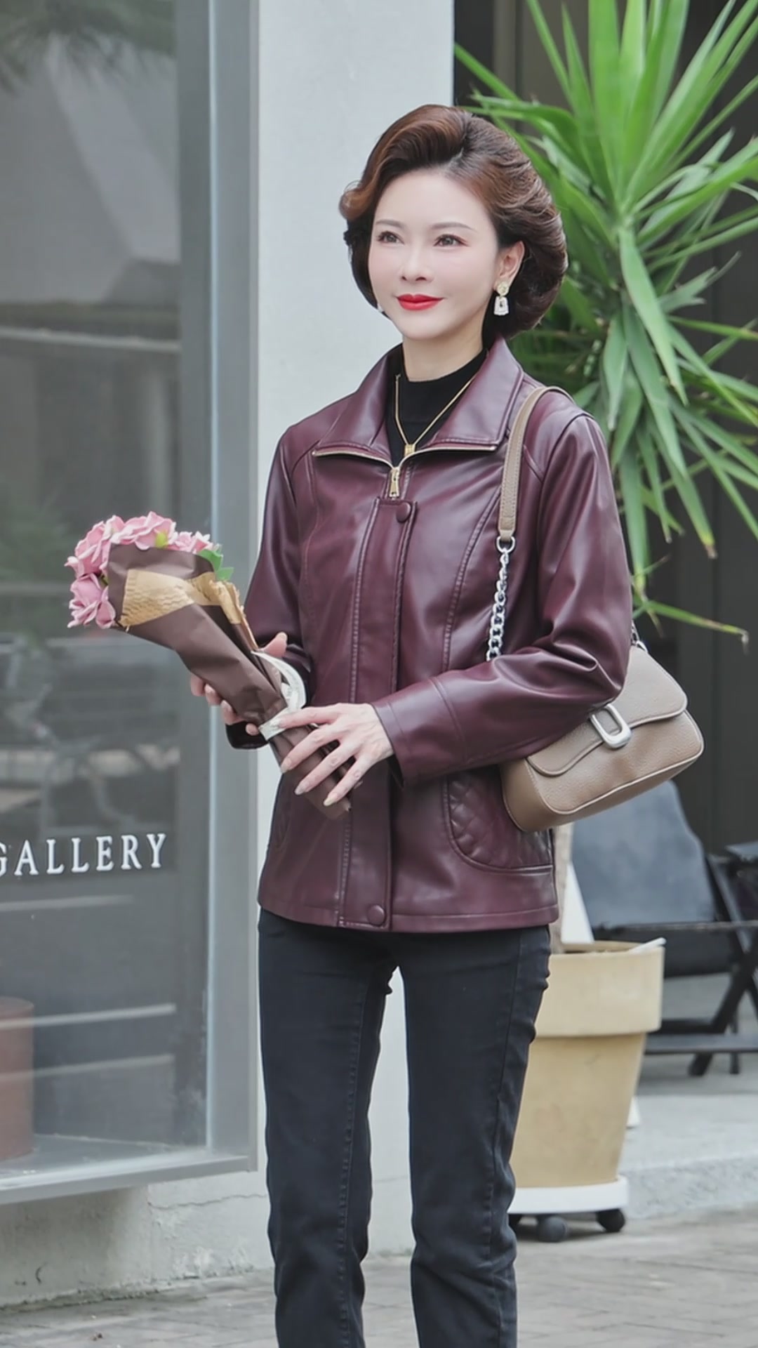 星凯达海宁皮衣外套：中老年妈妈的秋日新宠，PU皮大衣的舒适与时尚