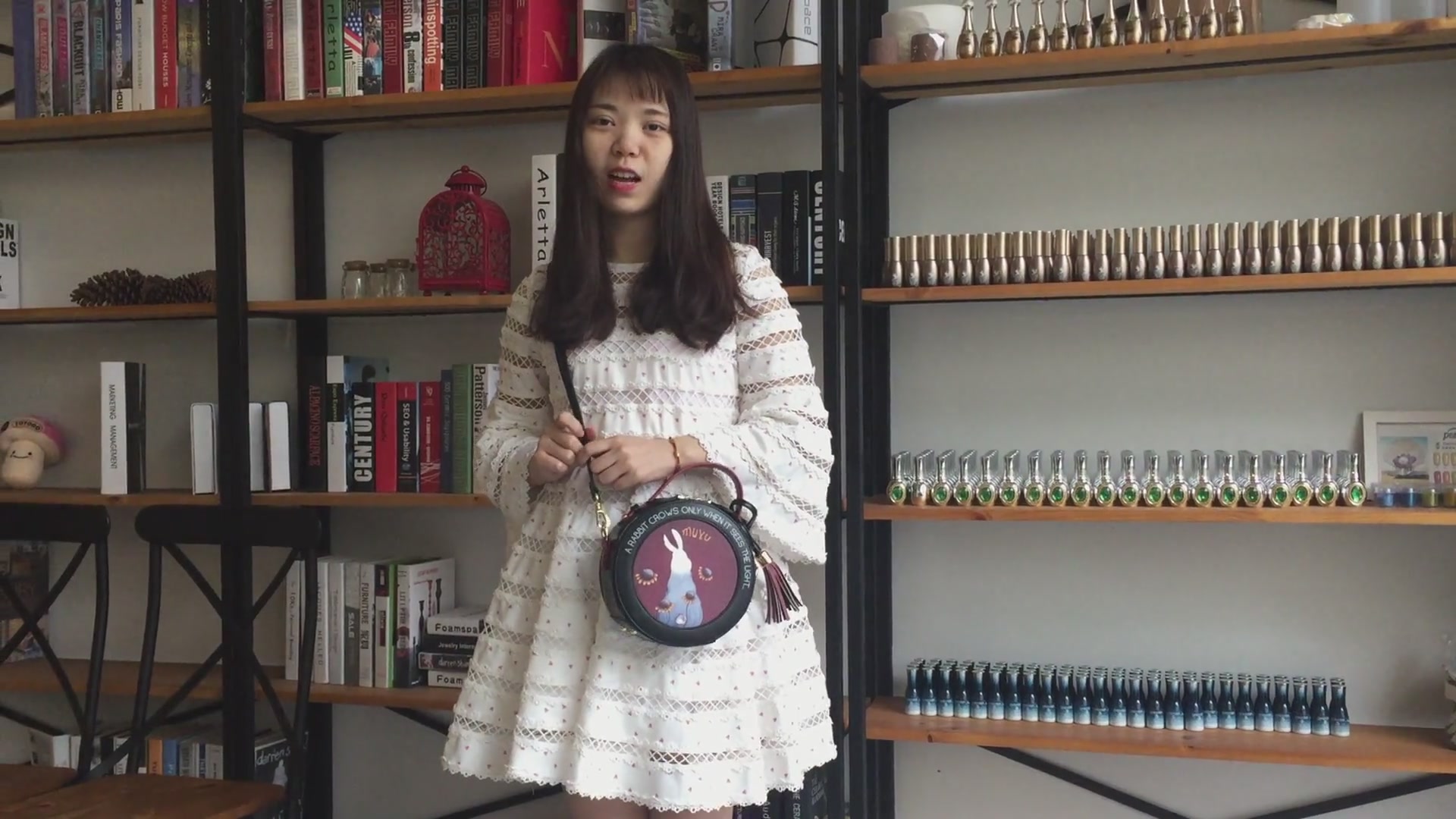 沐鱼小圆包测评：设计师款斜挎包，是百搭神器还是“美丽废物”？