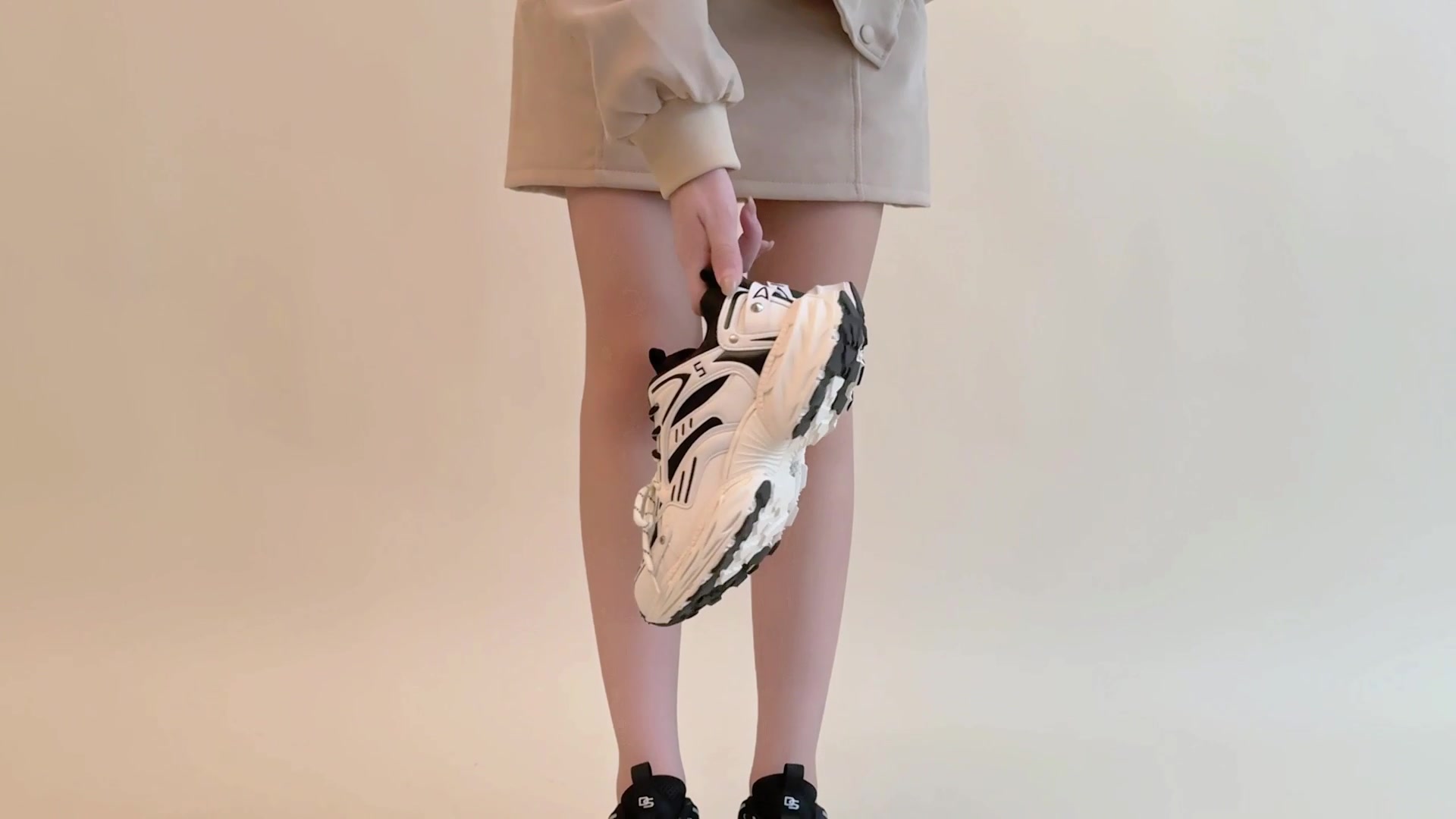 对白这件复古毛呢外套，让我在冬天找到了「松弛感」穿搭密码