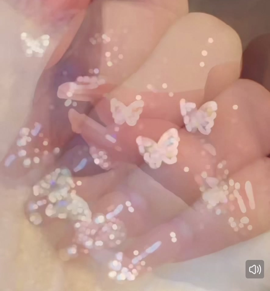 戴上这只蝴蝶，我听见了春天振翅的声音