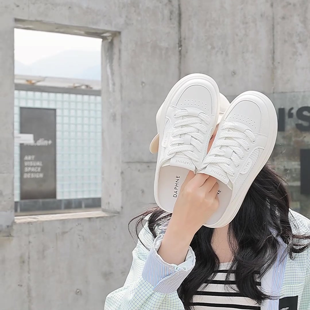 达芙妮松糕鞋测评：这双小白鞋，是夏日里的“踩云”神器还是“踩雷”警告？
