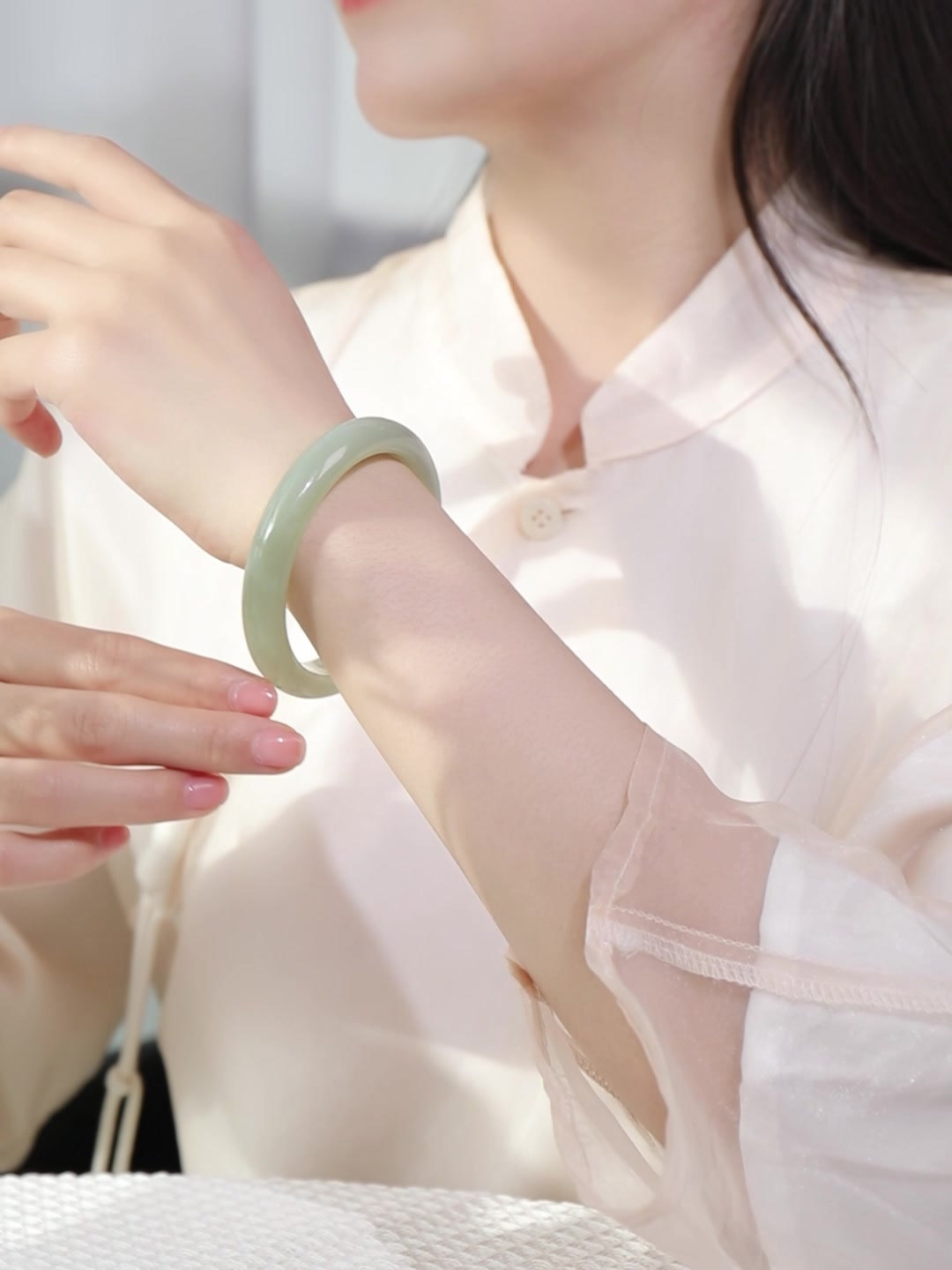 和田玉圆条手镯开箱！浅青玉色美到窒息，附证书更安心～