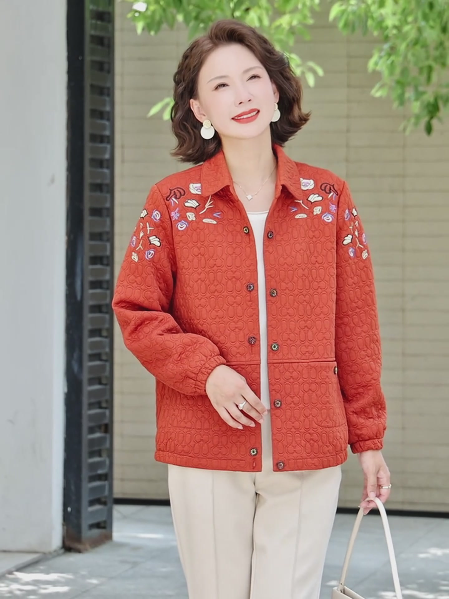 芳淘翻领开衫测评：妈妈辈的时尚逆袭，这件外套我给满分！