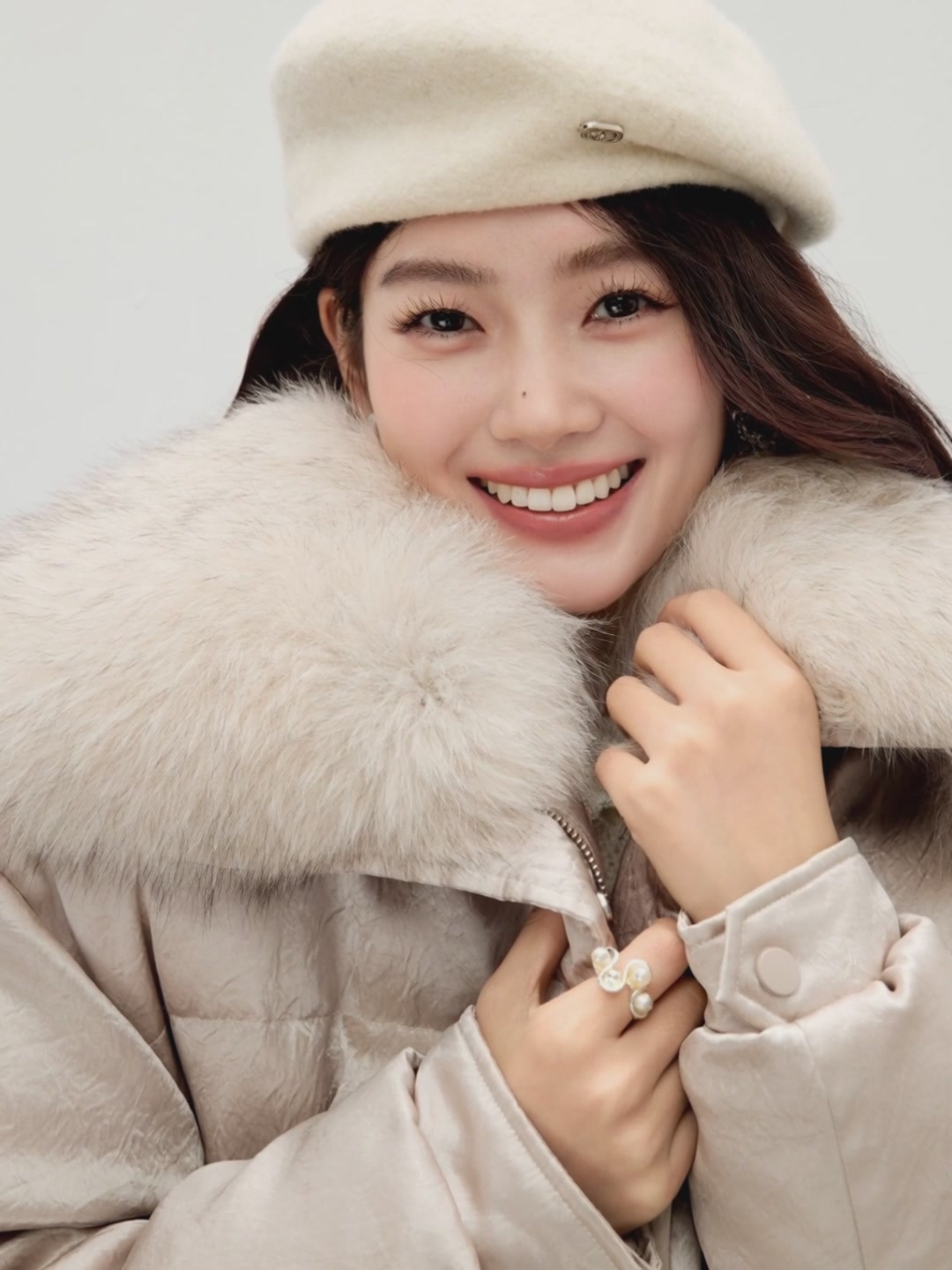 秋水伊人CHIU·SHUI 25冬新品羽绒服：大毛领设计，时尚与温暖的完美融合