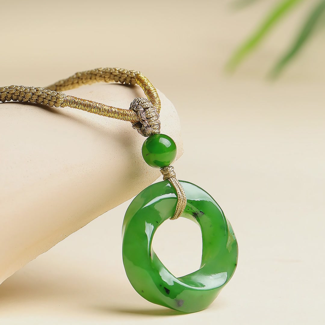 356块的和田玉平安扣，我竟然戴出了莫比乌斯环的宿命感！