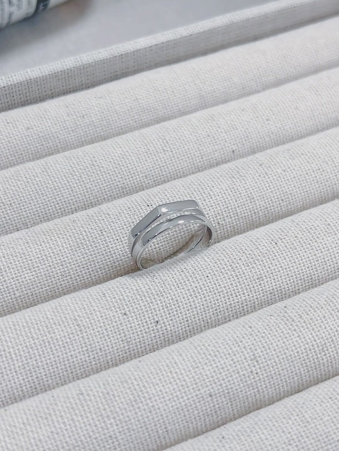 DTOTO 925银素圈戒指：情侣对戒界的“棱形开口”王者，699元值不值？