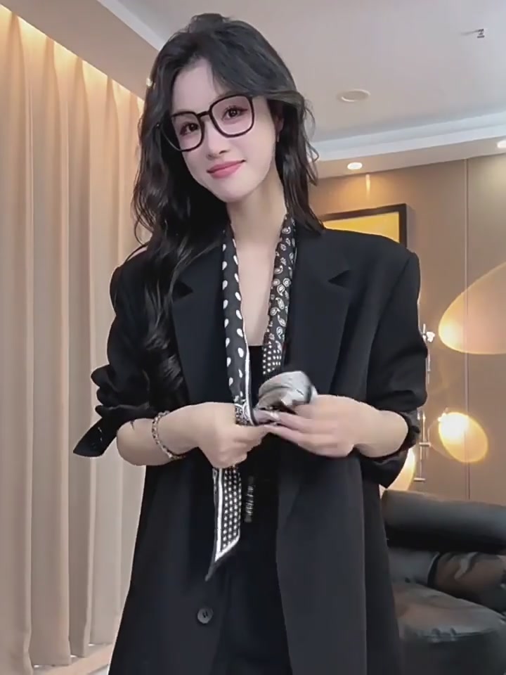 蓝婷凯丝Lightingkiss细窄长条丝巾：两件装的优雅魔法，点亮日常穿搭