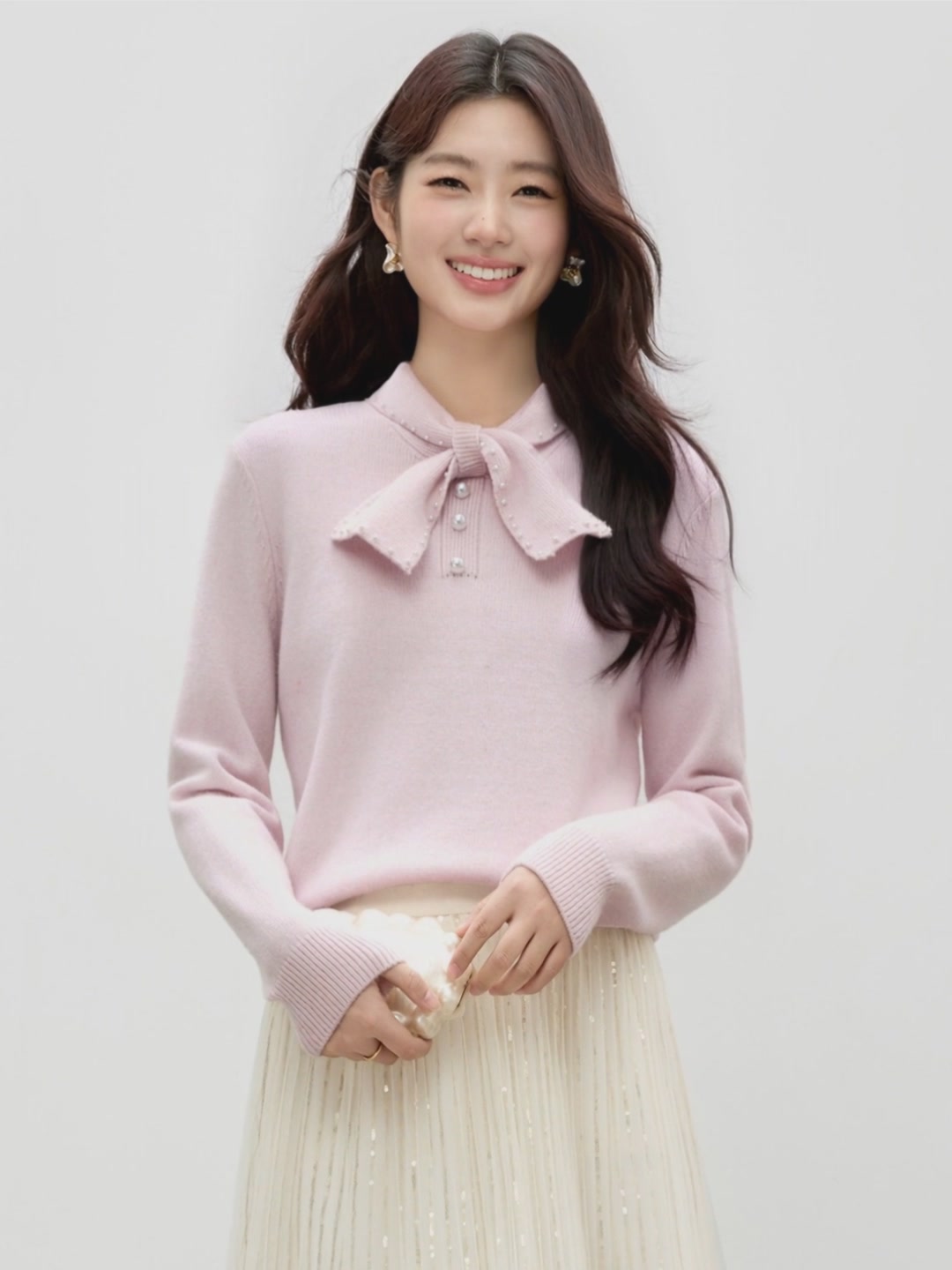 秋水伊人针织衫：温柔与优雅的完美碰撞，蝴蝶结与珍珠的时尚交响