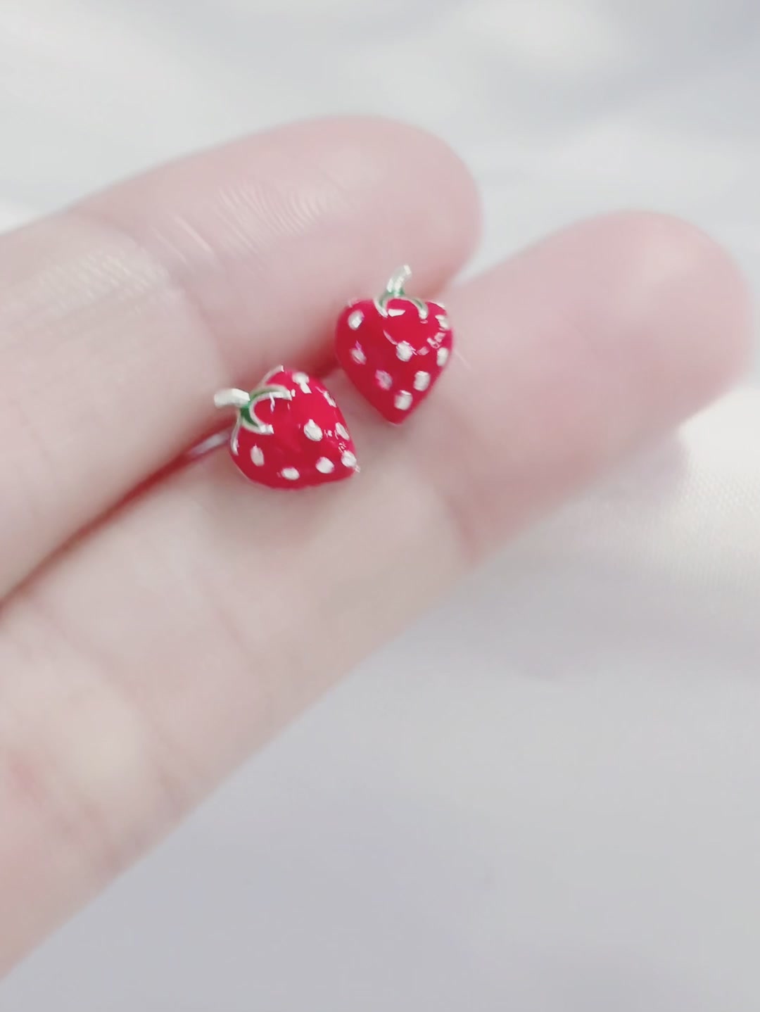 DTOTO草莓耳钉：少女心爆棚的轻奢小确幸，过年戴它美到犯规！