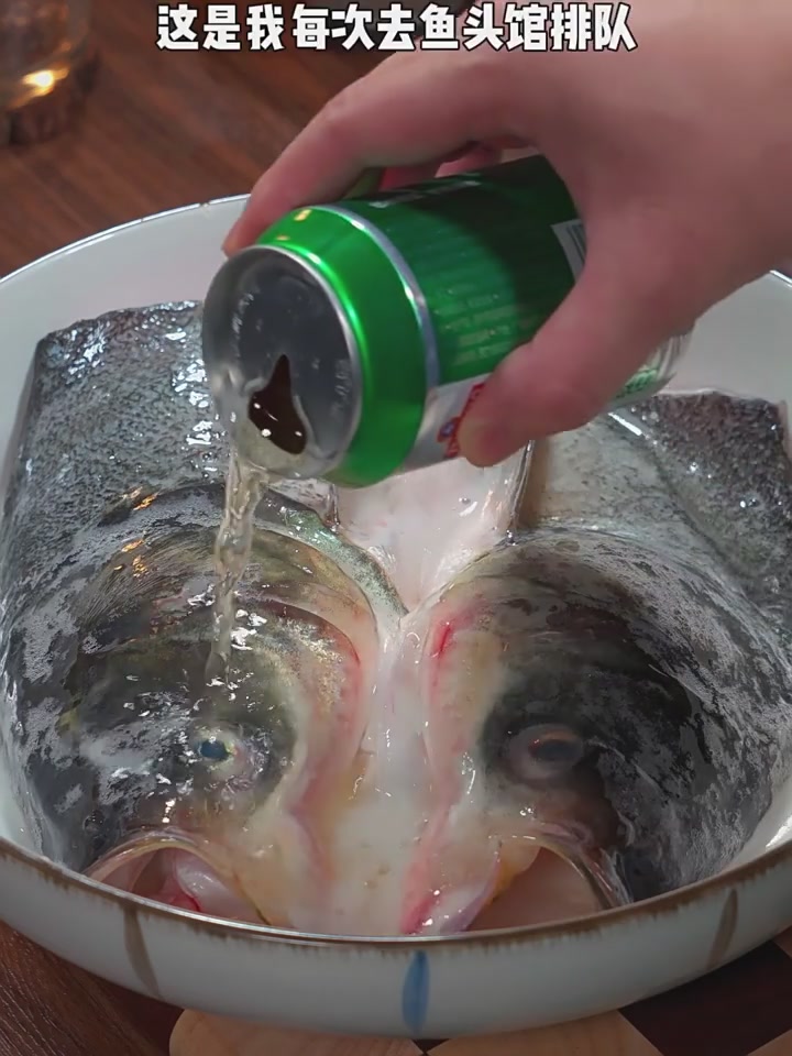 谜秀这件小衫，我愿称之为“氛围感收割机”！