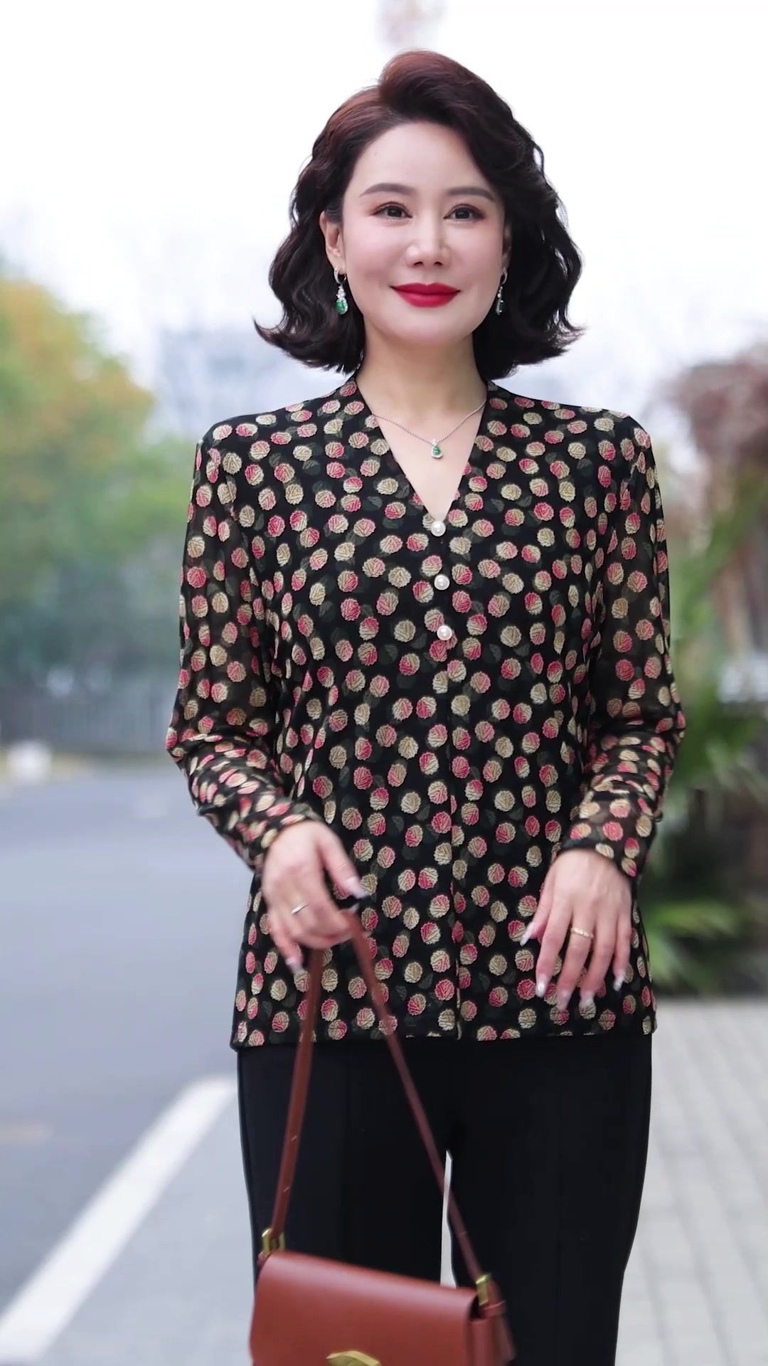一件印花小衫，如何让中年妈妈穿出从容与自信？