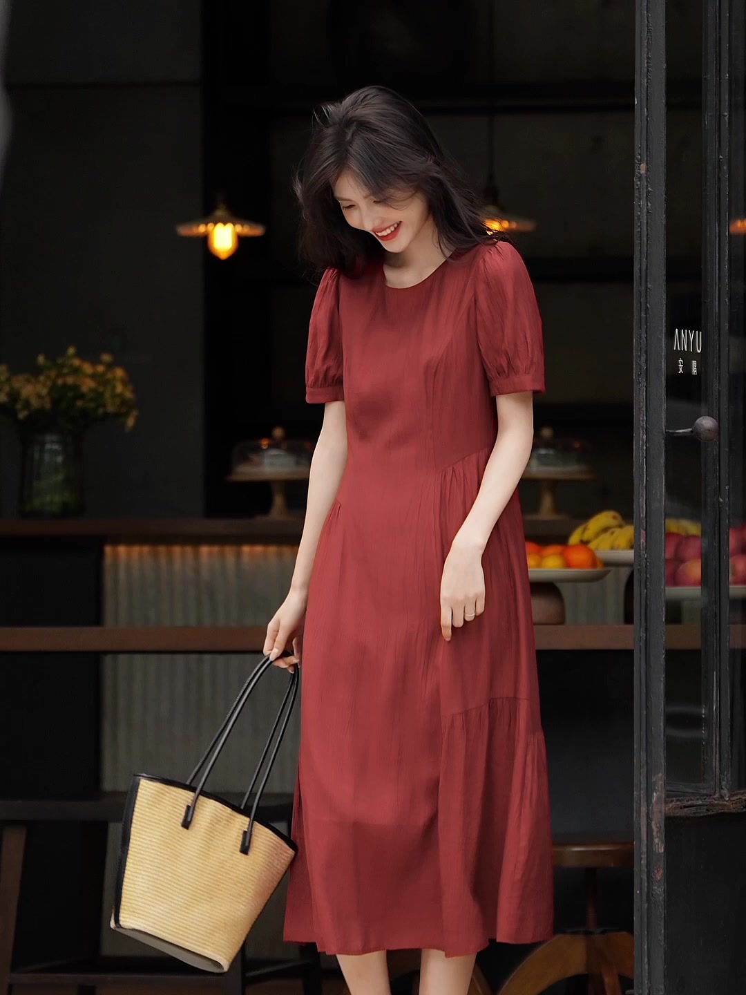 穿上这条小红裙，我直接变身复古优雅女神！