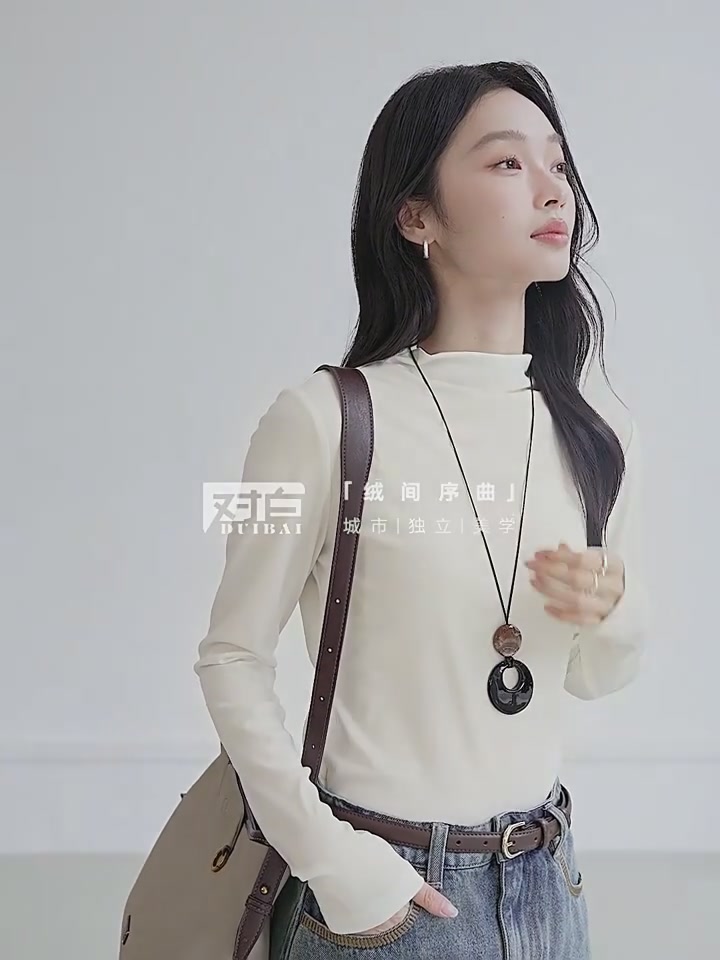 对白这件半高领T恤，我愿称之为冬日叠搭神器！