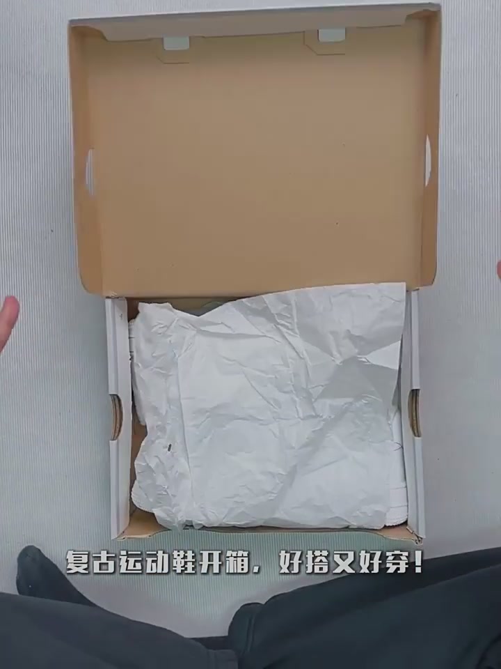 空军一号纯白：我的社交圈新宠，破损鞋盒也挡不住它的魅力