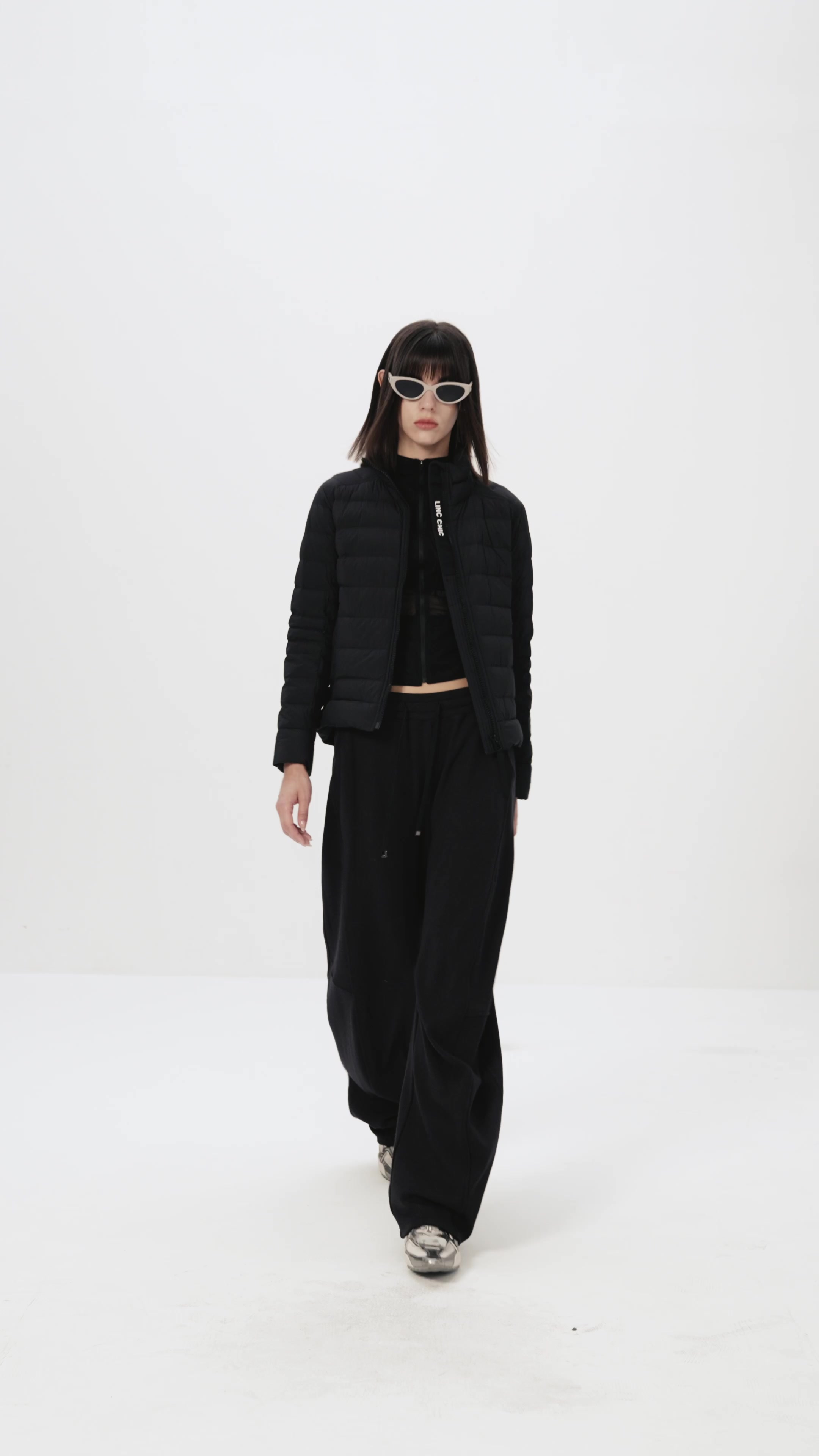 金羽杰LINCCHIC秋季新款羽绒服：轻薄短款，是时尚利器还是智商税？