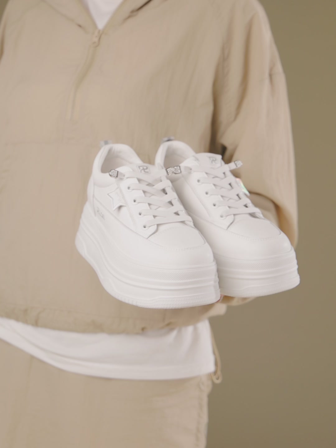 日泰增高小白鞋：5.5厘米的“隐形”魔法，还是秋冬的时尚雷区？