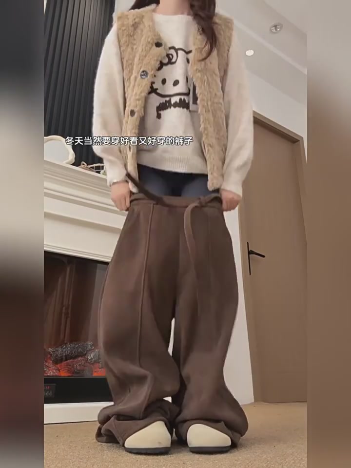 梧桐咖色灯芯绒阔腿裤：新百隆气球弯刀裤的秋冬温暖体验