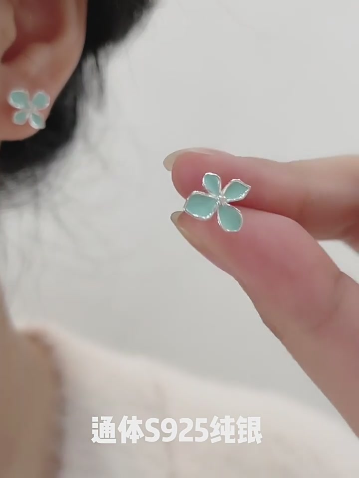 DTOTO薄荷蓝花朵耳钉：戴上它，我成了森系少女的“反面教材”？