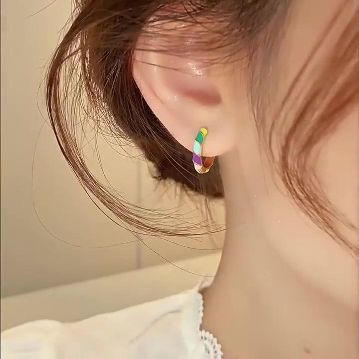 戴上BAZAAR复古圆圈耳环，我成了办公室的时尚焦点！